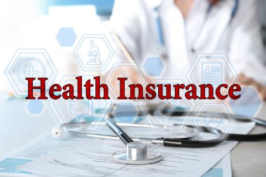 Sağlık Sigortası, steteskop, ikonlar ve arka planda bulanık doktor