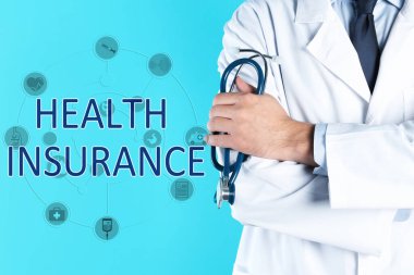 Sağlık Sigortası, ikonlar ve steteskobu mavi arka planda olan doktor, yakın plan.
