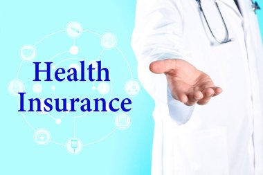 Deyim Sağlık Sigortası, simgeler ve açık mavi arka planda tıbbi doktor, yakın plan