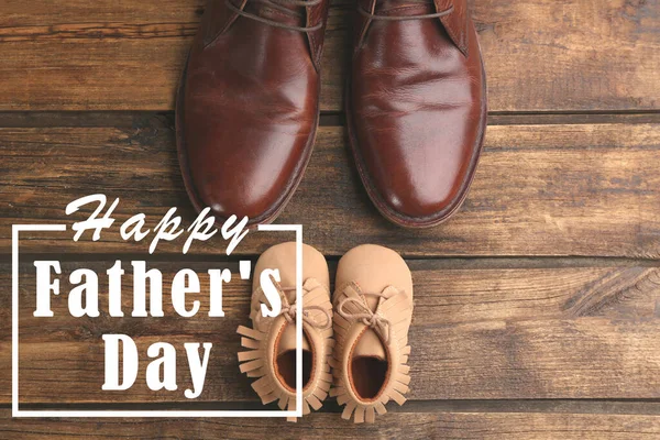 木製の背景に父と息子の靴 フラットレイアウト 幸せな父の日 — ストック写真