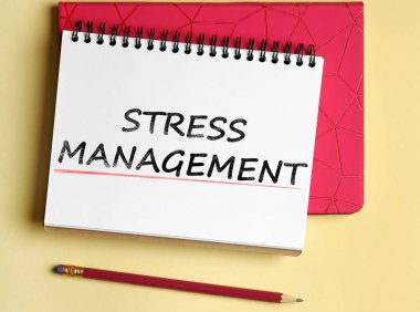 Bej arka planda STRESS MANAGEMENT ve kalem içeren not, düz yatıyordu