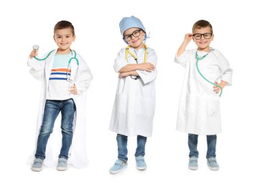 Beyaz arka planda doktor üniforması giyen sevimli küçük çocuk kolajı.