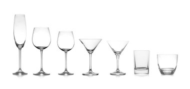 Beyaz arka planda farklı boş bardaklar. Pankart tasarımı