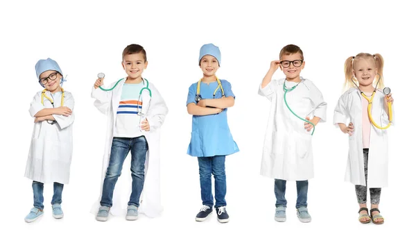 Kolaż Uroczych Małych Dzieci Noszących Stroje Lekarskie Białym Tle Projekt — Zdjęcie stockowe