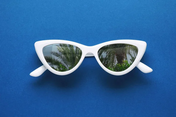 Elegantes Gafas Sol Con Reflejo Palmeras Sobre Fondo Azul Vista — Foto de Stock