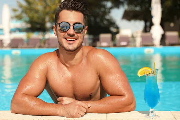 Joven Hombre Con Gafas Sol Con Reflejo Playa Tropical Piscina — Foto de Stock