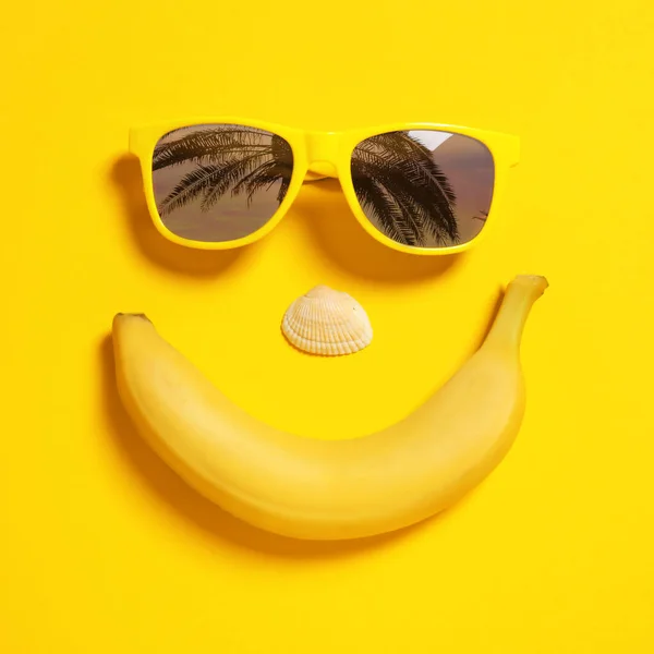 야자수 바나나 그리고 조개껍데기가 반사되어 선글라스 — 스톡 사진