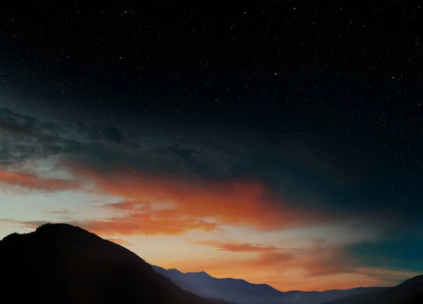 Ορεινό Τοπίο Και Όμορφο Έναστρο Ουρανό Νύχτα — Φωτογραφία Αρχείου