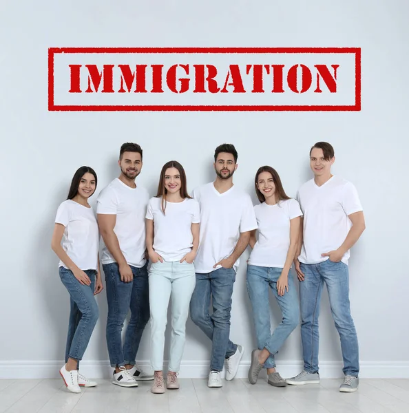 Concepto Inmigración Grupo Jóvenes Pie Cerca Pared Luz — Foto de Stock