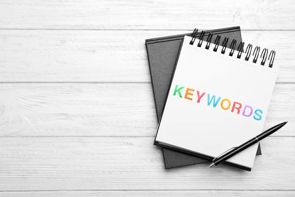 Κομψό Σημειωματάριο Φράση Keywords Και Στυλό Λευκό Ξύλινο Τραπέζι Πάνω — Φωτογραφία Αρχείου