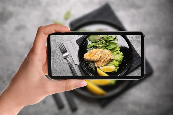 Blogueur Prenant Des Photos Délicieux Poissons Grillés Table Gros Plan — Photo