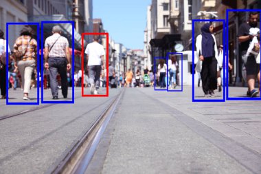 Güzel bir şehir caddesi. Dışarıdaki insanlar üzerinde tarayıcı çerçeveleri var. Düşük açılı. Makine öğrenimi