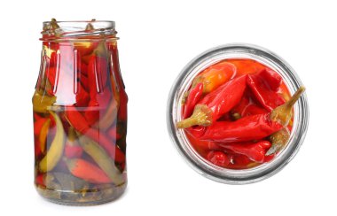 Beyaz arka planda turşulu kırmızı biberli cam kavanozlar