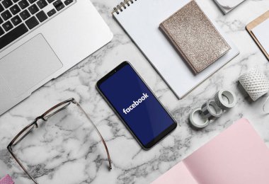 MYKOLAIV, UKRAINE - 30 Nisan 2020: Facebook uygulamalı akıllı telefon, düz konum. Sosyal medya sitesi