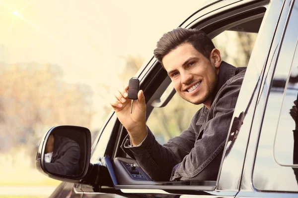 Anahtarlı Bir Adam Dışarıda Arabada Oturuyor Yeni Otomatik Alınıyor — Stok fotoğraf