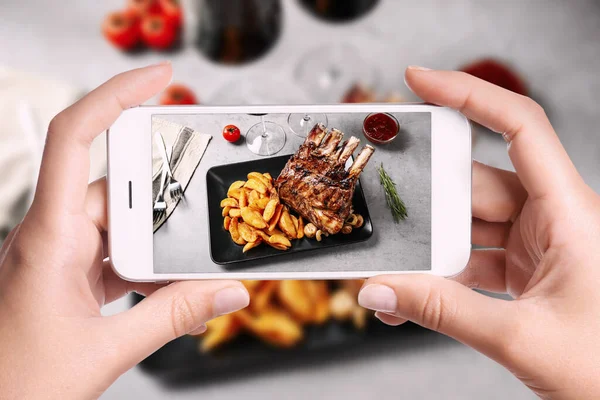 Blogger Képeket Készít Finom Grillezett Bordákról Asztalnál Közelről Élelmiszer Fotózás — Stock Fotó