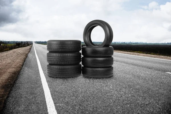 Stackar Med Bildäck Asfalterad Väg Utomhus — Stockfoto