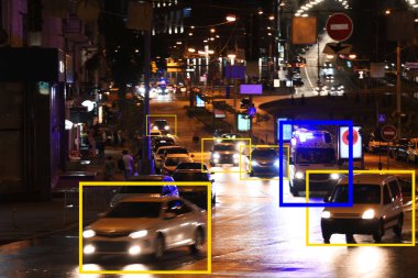 Arabalarda tarayıcı çerçeveleri olan gece şehir yolu. Makine öğrenimi