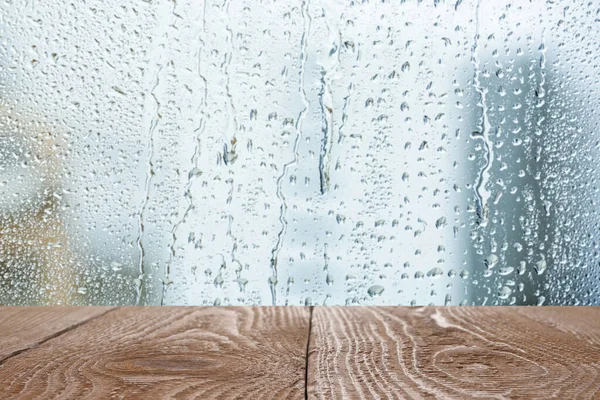 Drewniany Stół Przy Oknie Deszczowy Dzień — Zdjęcie stockowe
