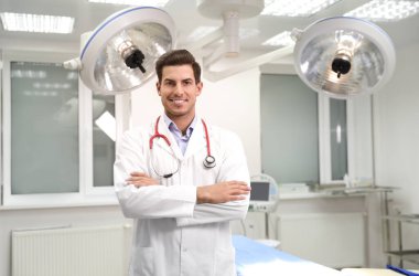 Modern cerrahi kliniğinde profesyonel doktor portresi. Metin için boşluk