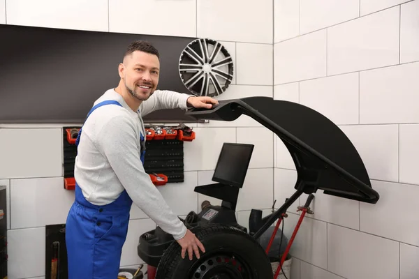 Trabalho Mecânico Com Máquina Balanceamento Rodas Serviço Pneus — Fotografia de Stock