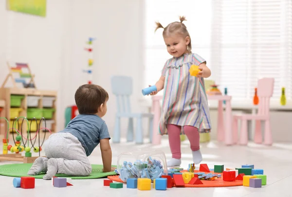 Leuke Kleine Kinderen Die Samen Spelen Kamer — Stockfoto