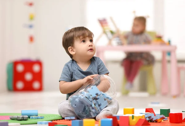 Niedliches Kleines Kind Spielt Hause Mit Puzzles Auf Dem Boden — Stockfoto