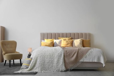 Rahat yatağı olan çağdaş bir oda.