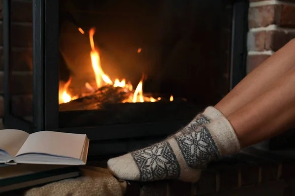 Vrouw Gebreide Sokken Rustend Bij Open Haard Thuis Close Wintervakantie — Stockfoto