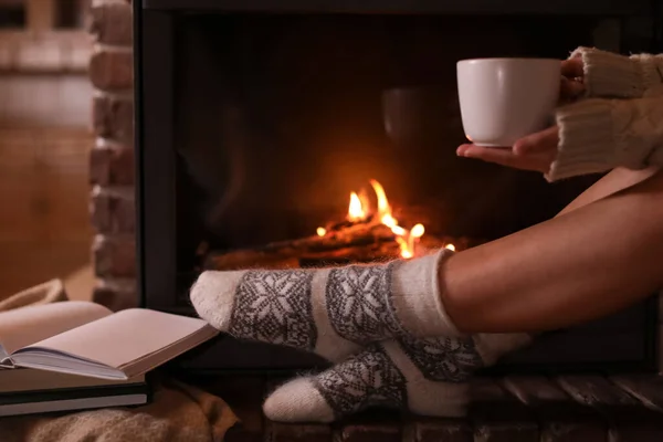 Femme Chaussettes Tricotées Tenant Boisson Chaude Près Cheminée Maison Gros — Photo