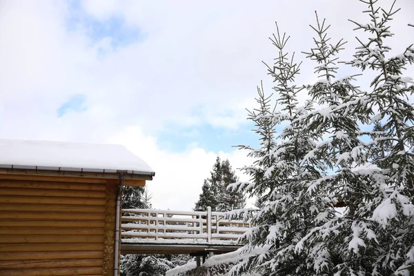 Hermoso Paisaje Con Casa Campo Día Invierno Nevado —  Fotos de Stock