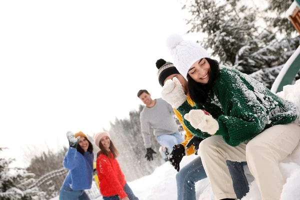 Группа Друзей Играет Снежки Открытом Воздухе Зимние Каникулы — стоковое фото