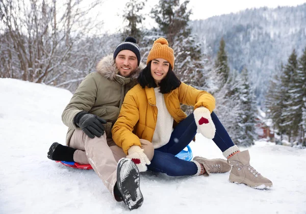 Pareja Feliz Deslizándose Colina Nevada Vacaciones Invierno — Foto de Stock