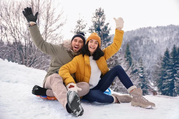 Casal Feliz Deslizando Monte Nevado Férias Inverno — Fotografia de Stock