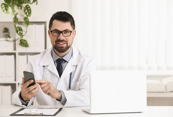 Médico Masculino Com Smartphone Mesa Escritório — Fotografia de Stock