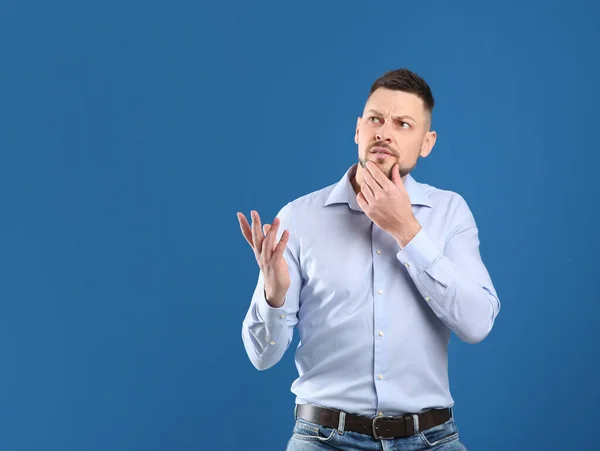 Homme Réfléchi Sur Fond Bleu Espace Pour Texte — Photo