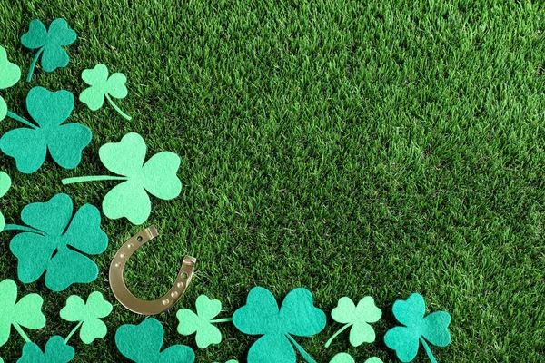 平铺组成与三叶草在绿草上 文字的空间 圣帕特里克节庆祝活动 — 图库照片
