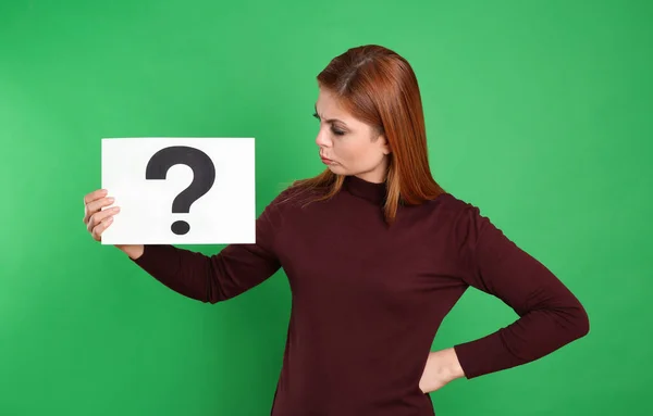 Verwirrte Frau Mit Fragezeichen Auf Grünem Hintergrund — Stockfoto