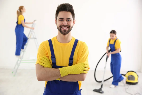 Empregado Limpeza Profissional Uniforme Dentro Casa Serviço Limpeza — Fotografia de Stock