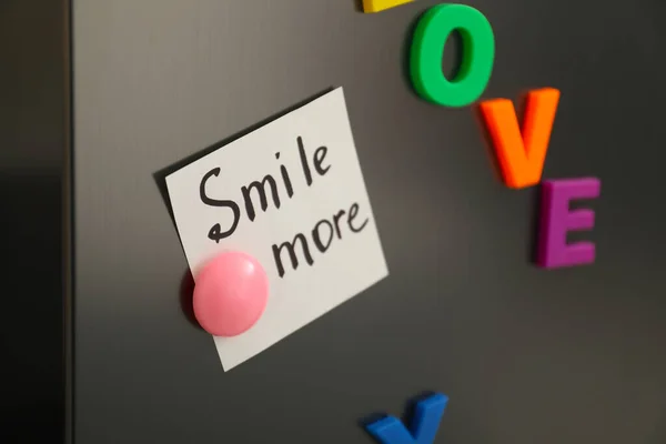 Σημείωση Φράση Smile More Και Μαγνήτες Στο Ψυγείο Closeup — Φωτογραφία Αρχείου