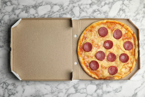 Sabrosa Pizza Pepperoni Caja Cartón Sobre Mesa Mármol Blanco Vista — Foto de Stock