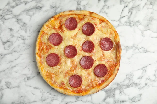 Gustosa Pizza Salame Piccante Sul Tavolo Marmo Bianco Vista Dall — Foto Stock