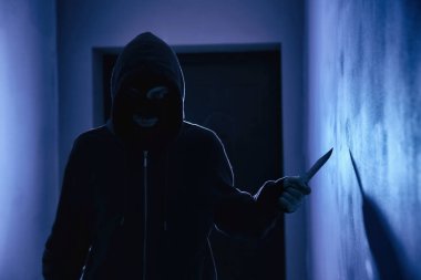 Karanlık odada bıçaklı bir adam. Tehlikeli suçlu.