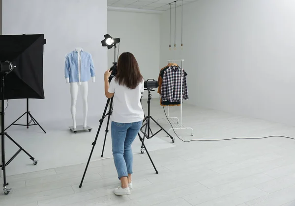 Fotógrafo Profesional Tomando Fotos Maniquí Fantasma Con Ropa Moderna Estudio — Foto de Stock