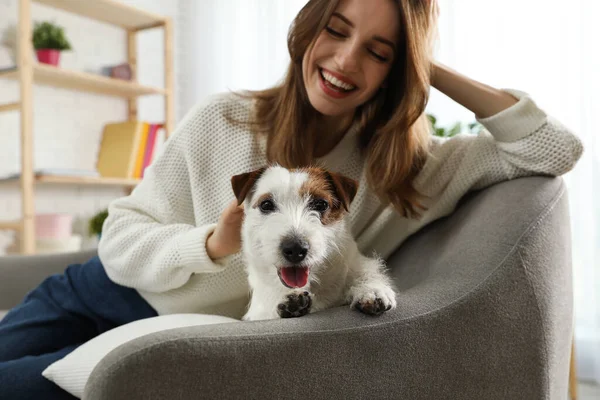 Jonge Vrouw Met Haar Schattige Jack Russell Terrier Bank Thuis — Stockfoto