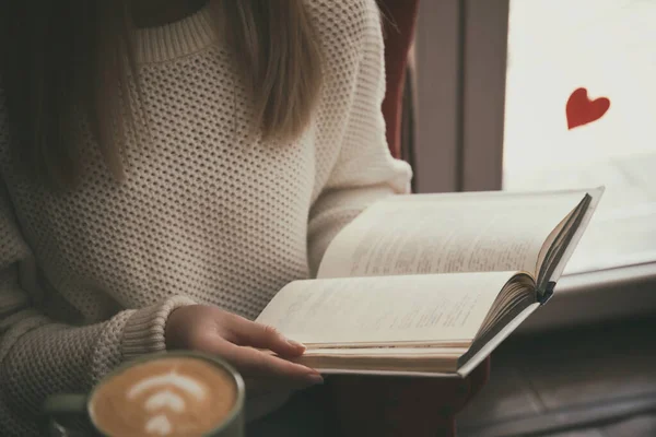 Kobieta Filiżanką Kawy Czytanie Książki Wewnątrz Zbliżenie — Zdjęcie stockowe