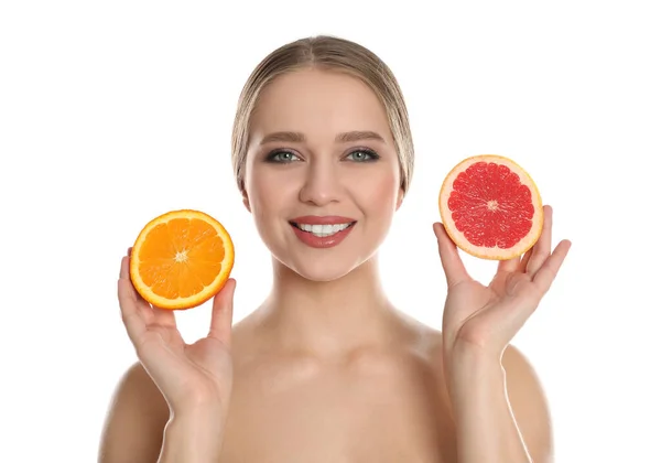 Junge Frau Mit Geschnittener Orange Und Grapefruit Auf Weißem Hintergrund — Stockfoto