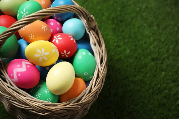 Yeşil Çimlerin Üzerinde Renkli Paskalya Yumurtaları Yakın Plan Metin Için — Stok fotoğraf