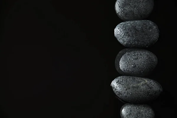 Steine Wasser Auf Schwarzem Hintergrund Flach Liegend Mit Platz Für — Stockfoto