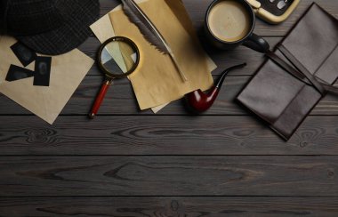 Gri ahşap arka planda klasik dedektif eşyalarıyla düz konum, metin için boşluk
